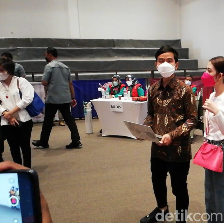 <p>Istri Wali Kota Solo Gibran Rakabuming Raka, Selvi Ananda, terlihat menemani putra sulungnya, Jan Ethes Srinarendra, dalam kejuaraan Taekwondo Piala Wali Kota Solo di Convention Hall Terminal Tirtonadi, Jumat (28/01/2022). (Foto: Ari Purnomo/detikcom)</p>