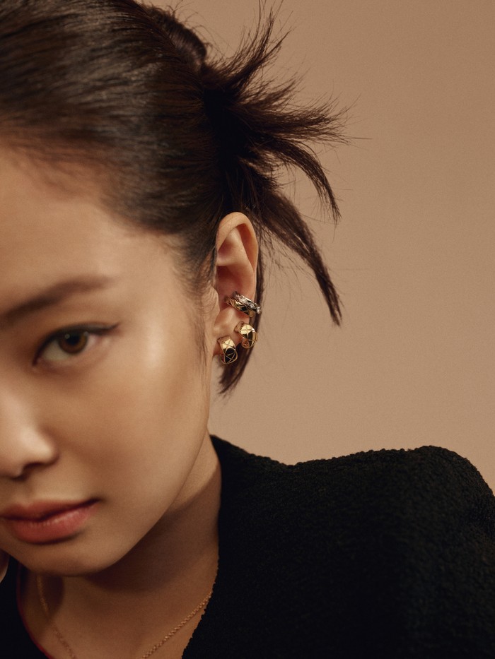 Sisi edgy dan feminin dari Jennie tampil ketika memakai anting dari koleksi Coco Crush 2022. Foto: Courtesy of Chanel