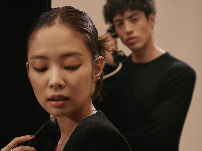 Tak hanya dalam bentuk foto, Jennie BLACKPINK juga tampil dalam sebuah film pendek mengenai koleksi ini bersama sejumlah model. Kamu bisa menonton sekaligus menyaksikan behind the scenes nya di situs Chanel. Foto: Courtesy of Chanel