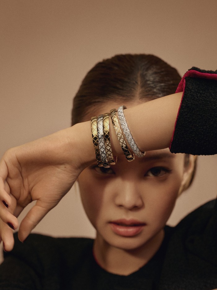 Kali ini Jennie memakai rangkaian gelang dari koleksi Coco Crush. Pilihan material yang beragam menciptakan tampilan penuh warna dan bold. Foto: Courtesy of Chanel