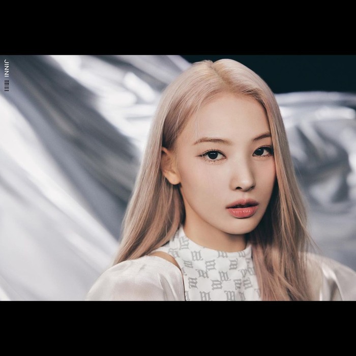 Jinni menjadi salah satu anggota NMIXX pertama yang diperkenalkan JYPE pada 5 Agustus tahun lalu. Perempuan kelahiran 2004 ini dianggap punya pesona memikat dan jago dance yang mirip dengan seniornya, Yeji ITZY. /Foto: instagram/nmixx_official