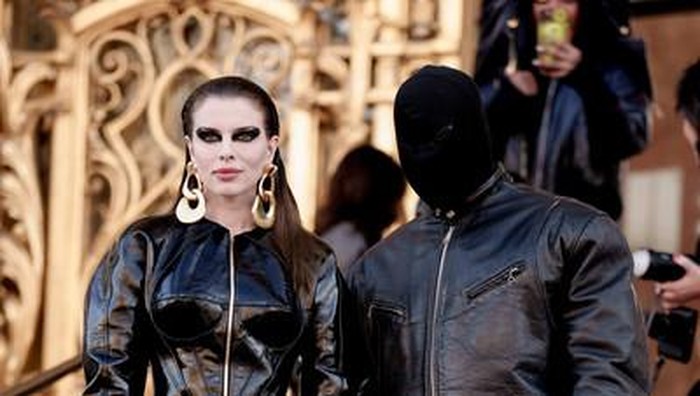 Intip Deretan Gaya Nyentrik Kanye West dan Julia Fox saat Berkencan di Paris Intip Deretan Gaya Nyentrik Kanye West dan Julia Fox saat Berkencan di Paris