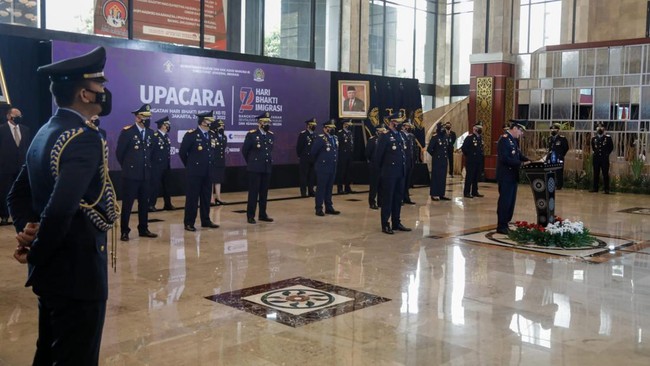 Kementerian Hukum dan HAM membuka seleksi dirjen imigrasi. Selain PNS, anggota perwira tinggi TNI-Polri juga bisa mendaftar.