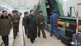 FOTO: Kim Jong-un Cengar-cengir Pantau Pabrik Senjata Mutakhir