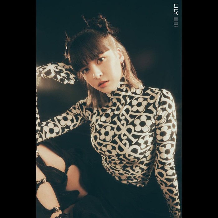 Konfirmasi anggota terakhir grup NMIXX bernama Lily kali ini sukses bikin JYP stan terharu. Sosok kelahiran 2002 ini jadi trainee paling populer dan sudah diharapkan debut sejak lama. Ia bahkan dianggap sebagai kartu AS NMIXX. /Foto: instagram/nmixx_official