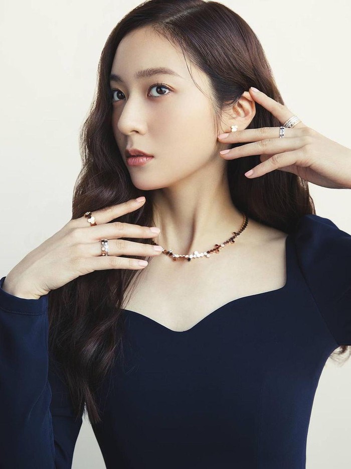 Krystal yang terkenal berkat f(x) juga idol yang sukses berakting. Krystal bahkan mendapatkan peran utama, seperti dalam drama My Lovely Girl hingga Police University. Terbaru, ia akan bermain dalam drama Crazy Love./ Foto: instagram.com/vousmevoyez