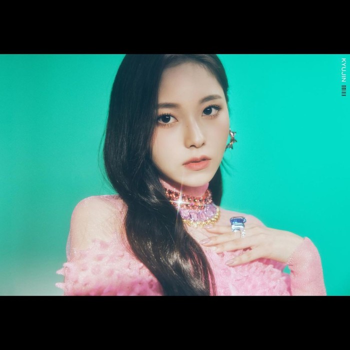 Kyujin menjadi maknae dalam grup NMIXX yang diperkenalkan oleh JYPE bersama dengan Jinni dan Jiwoo. Maknae kelahiran 2006 ini mampu menunjukkan ekspresi wajah yang bagus saat tengah bernyanyi./ Foto: instagram/nmixx_official