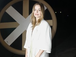 Margot Robbie Tenteng Tas AirPods Chanel, Harganya 3 Kali iPhone 13 Pro Max