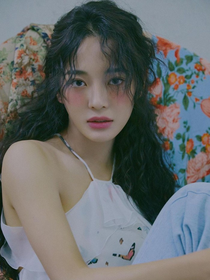 Member Gugudan sekaligus I.O.I, Kim Se Jeong juga laris manis di dunia seni peran. Setelah penampilan ceria di drama School 2017, Se Jeong kembali memukau lewat penampilannya di The Uncanny Counter./ Foto: instagram.com/clean_0828