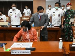 Momen Prabowo Bantu Geser Kursi Sri Mulyani Saat Rapat di DPR, Bikin Adem!