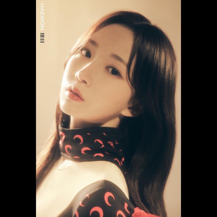 Menyusul Bae, ada Haewoon yang menjadi trainee populer JYPE yang berhasil debut bersama dalam grup NMIXX. Perempuan kelahiran 2003 ini masuk dalam vokal line dengan suaranya yang merdu dan siap bikin jatuh hati. /Foto: instagram/nmixx_official