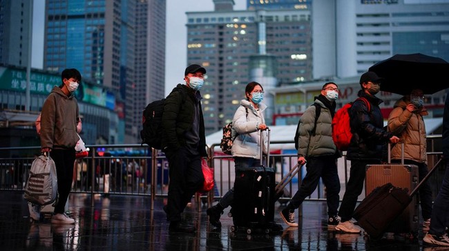 Ratusan juta warga China mudik untuk merayakan Imlek di kampung halaman meski dihantui Covid-19 varian Omicron yang terus menyebar luas.