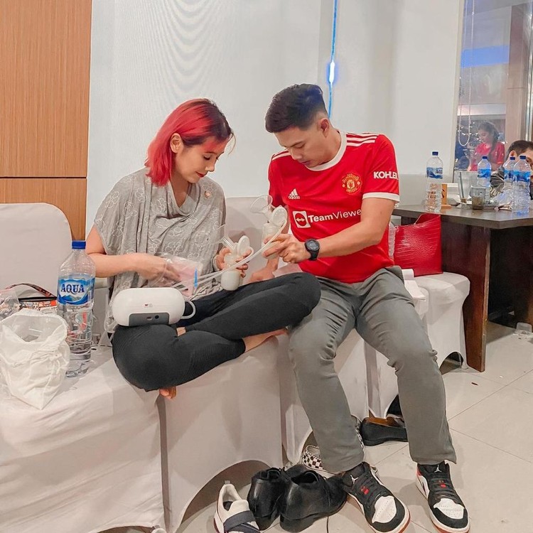 Kembali Syuting, Ardina Rasti Minta Suami Siapkan Perlengkapan ASI Ardina Rasti mulai menjalani syuting kembali setelah melahirkan anak kedua. Karena masih dalam masa menyusui, ia pun meminta suami siapkan perlengkapan ASI.