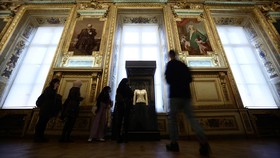 FOTO: Pameran 60 Tahun Koleksi Pertama Yves Saint Laurent di Paris