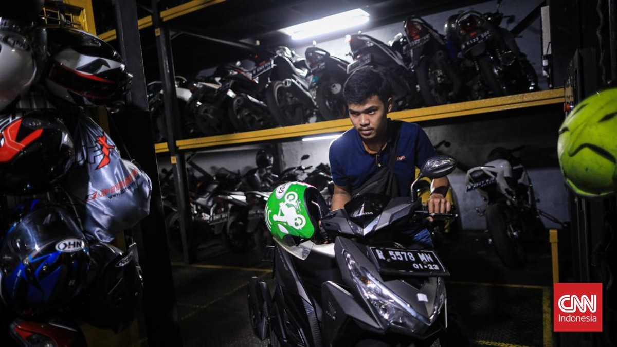 FOTO: Solusi Parkir Vertikal, Tampung Banyak Motor di Tempat Sempit