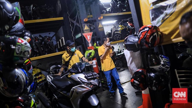 FOTO: Solusi Parkir Vertikal, Tampung Banyak Motor di Tempat Sempit