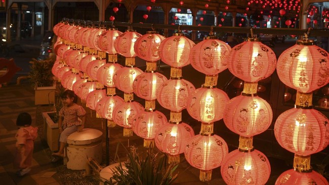 Pemerintah Kota Surakarta, Jawa Tengah memutuskan untuk mematikan lampu lampion Imlek sementara waktu menyusul kenaikan jumlah kasus COVID-19.