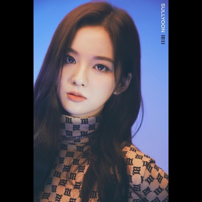 Punya visual yang menawan, anggota NMIXX bernama Sullyoon kali ini dianggap sebagai kembaran Tyuzu TWICE karena wajah mereka yang mirip. Tak hanya visual, perempuan kelahiran 2004 ini juga punya suara yang lembut dan merdu./ Foto: instagram/nmixx_official