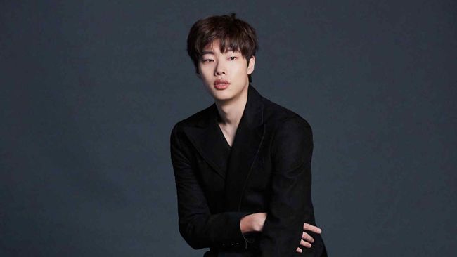 Mikha Tambayong cerita momen dirinya dan Deva Mahenra bertemu Ryu Jun-yeol pemeran Jung-hwan Reply 1988 di Korea beberapa waktu lalu.