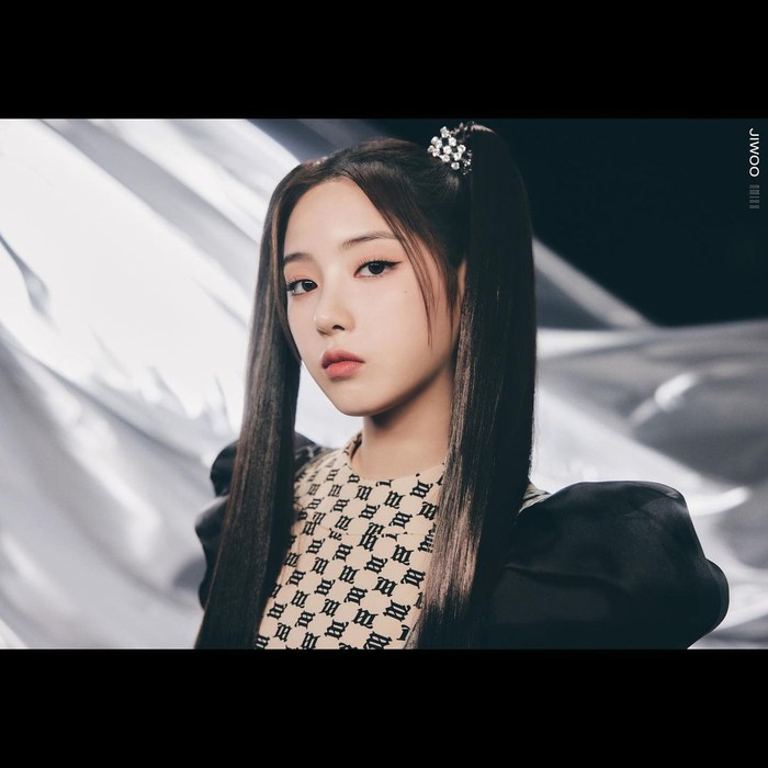 Sama seperti Jinni, anggota NMIXX yang bernama Jiwoo ini juga pertama diperkenalkan Agustus tahun lalu. Sebagai kelahiran 2005, ia masuk dalam maknae line yang punya pesona imut dengan kemampuan dance tak kalah jago. / Foto: instagram/nmixx_official