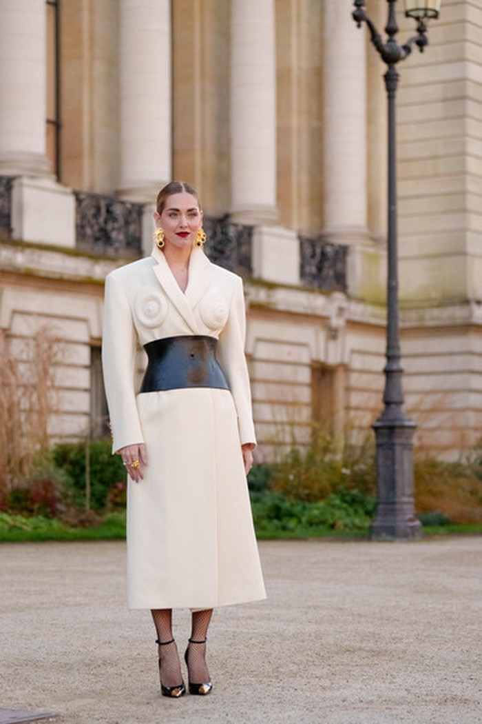 Selain dalam koordinasi warna, keunikan street style PFW juga tertuang dalam aksesori mencolok. Misalnya seperti yang dikenakan Chiara Ferragni, yaitu ikat pinggang besar dan anting statement yang terpadu dengan coat dress putih. Foto: Livingly/IMAXtree
