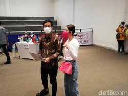 Gaya Selvi Pakai Masker dan Tas Pink saat Jan Ethes Juara Taekwondo