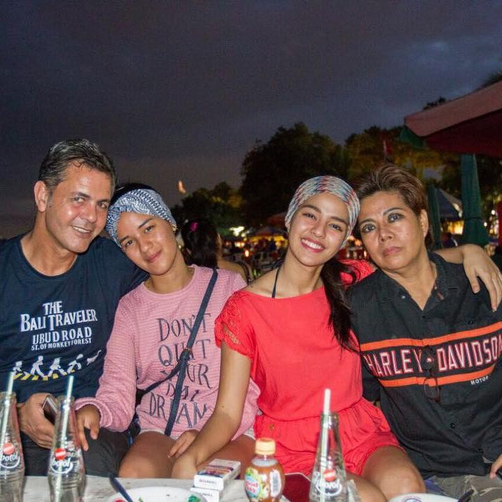 <p>Susan mengaku kalau dirinya tumbuh dengan dua kepercayaan itu, Bunda. Namun, Susan memutuskan untuk menjadi mualaf dan mengikuti jejak sang Ayah. (Foto: Instagram:@susansameeh)</p>