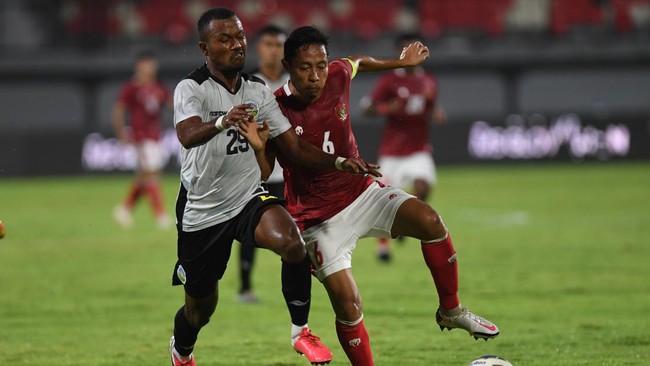 Gelandang Arema FC Evan Dimas Darmono membuat heboh netizen Indonesia saat Tim Singo Edan beruji coba melawan PSIS Semarang.