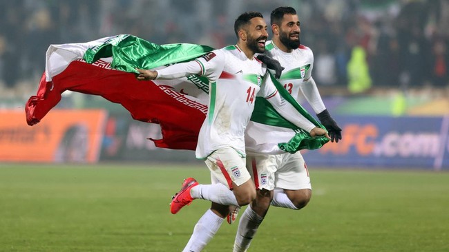 Iran Ancam Bui Keluarga Timnas Jelang Piala Dunia Hari Ini, Kenapa? Iran mengancam bakal membui keluarga pemain tim nasional jika para pesepak bola tak 'jaga sikap' menjelang laga melawan AS di Piala Dunia, Selasa (29/11).