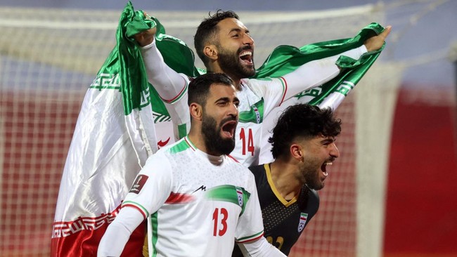 Iran Ancam Timnas jika Ogah Nyanyi Lagu Kebangsaan Lagi di Piala Dunia Militer Iran mengancam timnas negara itu usai para pemain tak mau menyanyikan lagu kebangsaan saat laga pembuka Piala Dunia Qatar 2022 pada pekan lalu.