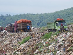 Duh! Edwin Harus Menginap demi Buang Sampah di TPA Sarimukti Bandung
