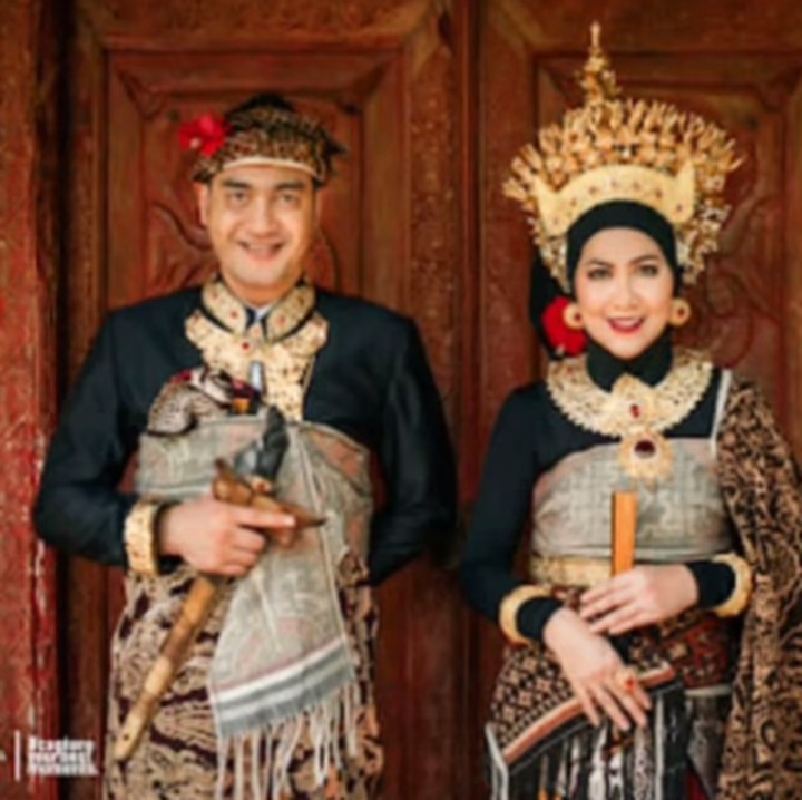 <p>Nuansa Bali terlihat kental dari busana yang mereka gunakan saat <em>pre wedding</em>. Keduanya juga mengenakan aksesori lengkap. (Foto: Instagram @vennamelindareal @delapanpixelbali)</p>