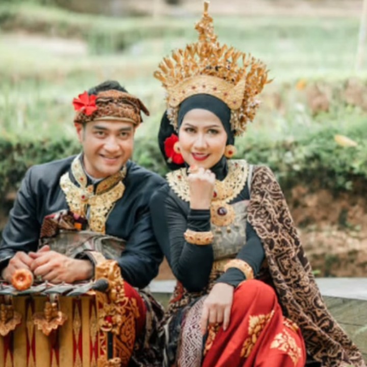 <p>Dalam sesi pre wedding itu, Venna Melinda dan Ferry Irawan tampil mengenakan busana adat Bali. (Foto: Instagram @vennamelindareal @delapanpixelbali)</p>
