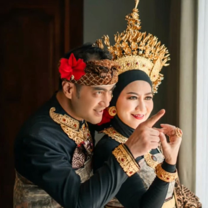 <p>Pasangan ini tampil mesra ketika melakukan sesi pemotretan di Bali. Mereka jauh-jauh datang ke Pulau Dewata untuk mengabadikan momen sebelum menikah. (Foto: Instagram @vennamelindareal @delapanpixelbali)</p>