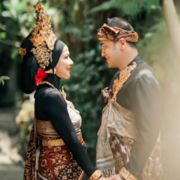<p>Venna Melinda dan Ferry Irawan semakin dekat menuju pelaminan. Pasangan ini akan segera menikah, Bunda. (Foto: Instagram @vennamelindareal @delapanpixelbali)</p>