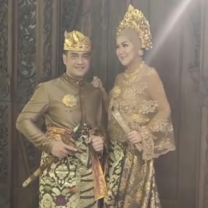 <p>Sejak menjalin hubungan dengan Venna Melinda, Ferry tampak serius membawa mereka ke pelaminan. Kita doakan semoga pernikahan mereka lancar ya, Bunda. (Foto: Instagram @vennamelindareal)</p>
