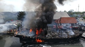 Kapal Pesiar Bawa 10 Turis Asing Terbakar di Raja Ampat