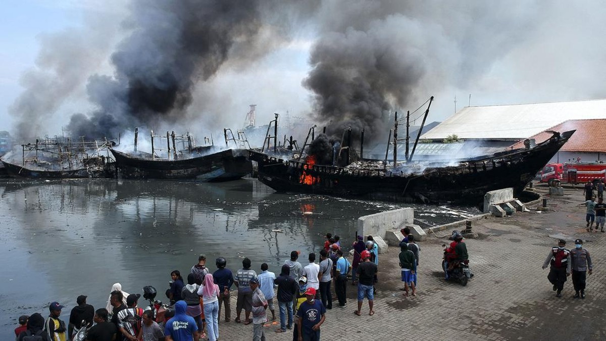 FOTO: Kobaran Api Lahap 13 Kapal di Pelabuhan Tegal