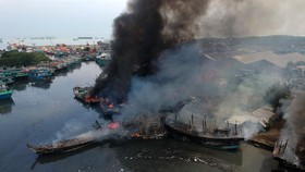 FOTO: Kobaran Api Lahap 13 Kapal di Pelabuhan Tegal