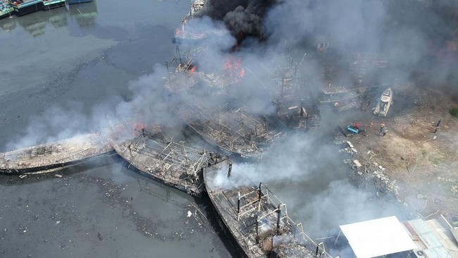 FOTO: Kobaran Api Lahap 13 Kapal di Pelabuhan Tegal