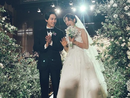 Tangis Park Shin Hye saat Berterima Kasih kepada Sang Suami Choi Tae Joon di Acara Award