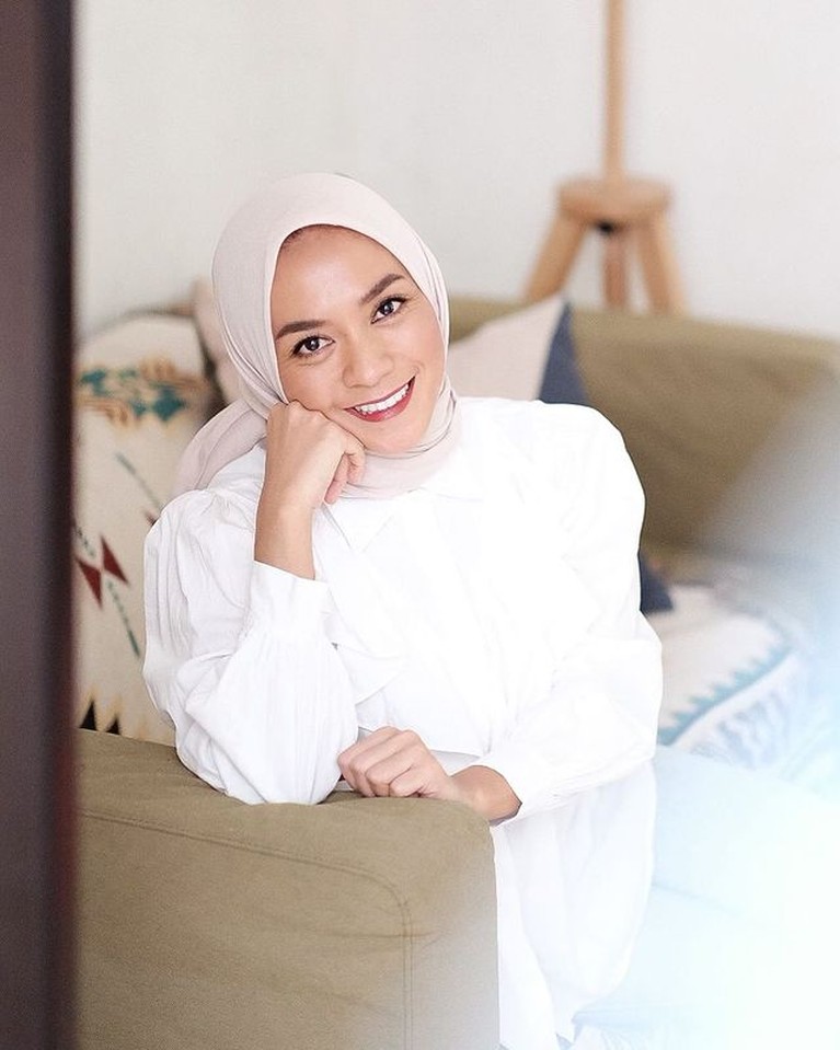 Enno Lerian Hijrah Intip Inspirasi Gaya Hijabnya Yang Elegan Foto 1