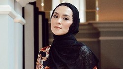 Enno Lerian Hijrah, Intip Inspirasi Gaya Hijabnya yang Elegan