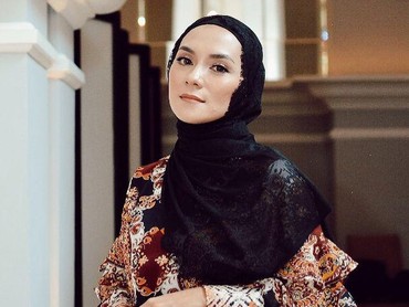img-title Enno Lerian Hijrah, Intip Inspirasi Gaya Hijabnya yang Elegan