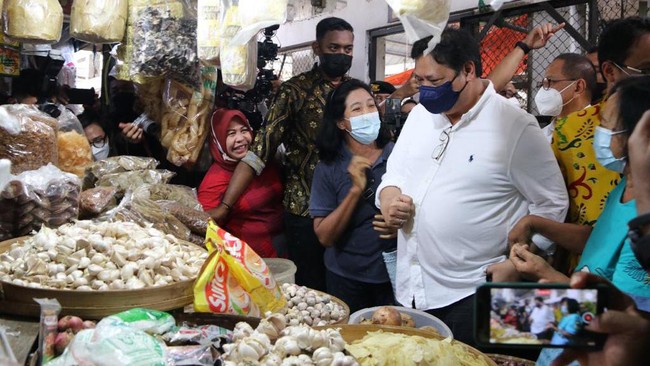 Airlangga Hartarto melakukan kunjungan ke Pasar Salatiga, Jawa Tengah, untuk memastikan stabilitas harga pangan dan berdialog langsung dengan pengunjung pasar.