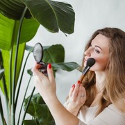 5 Kesalahan Saat Pakai Blush On Ini Bikin Hasil Makeup Kurang Maksimal, Ada yang Kamu Lakukan?