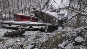 FOTO: Jembatan di Pittsburgh Runtuh Sebelum Kunjungan Biden