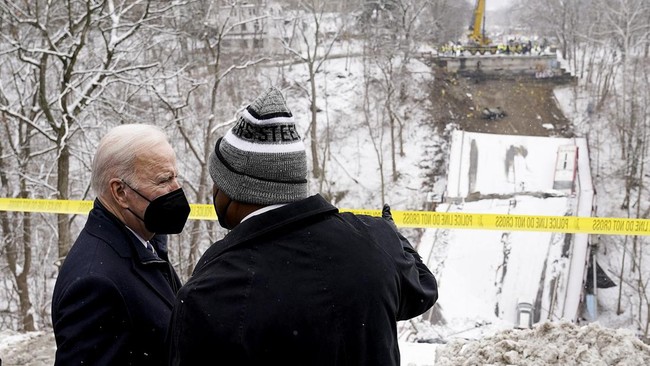FOTO: Jembatan di Pittsburgh Runtuh Sebelum Kunjungan Biden