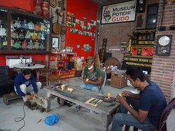 Mengintip Dapur Produksi Wayang Potehi di Kota Santri Jombang