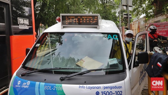 Dinas Perhubungan DKI Jakarta batal menerapkan kebijakan memisahkan tempat duduk penumpang perempuan dan pria di angkot.